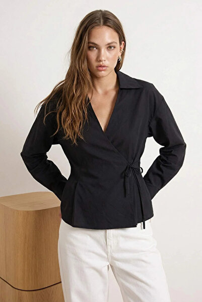 Kolekce Trendyol Černá košile s dvojitým zapínáním na knoflíky a detailem šně...