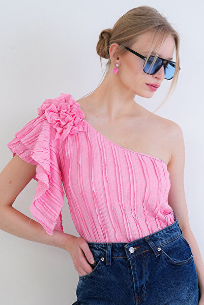 Trend Alaçatı Stili Pembe Tek Omuz Detaylı Bluz