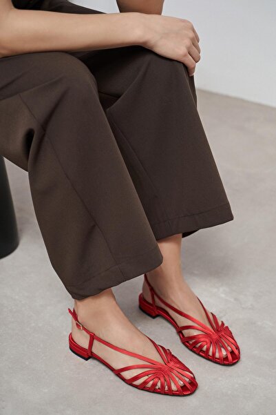 NİŞANTAŞI SHOES Sandale de damă cu toc gros de 1-2 cm, din satin roșu Leny