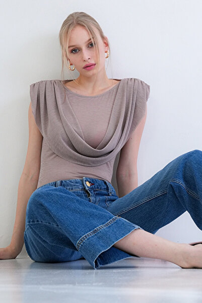 Trend Alaçatı Stili Διαφανής πλεκτή μπλούζα με λαιμόκοψη σε σχήμα V, επενδυμέ...