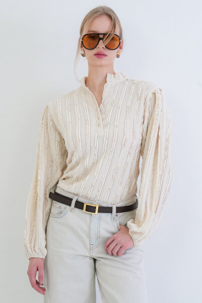 Trend Alaçatı Stili Ekru Hakim Yaka Önü Düğmeli Balon Kol Fırfır Kumaş Gömlek...