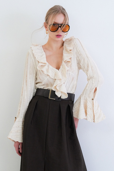 Trend Alaçatı Stili Εκρού μπλούζα με λαιμόκοψη V και ισπανικό βολάν στα μανίκια