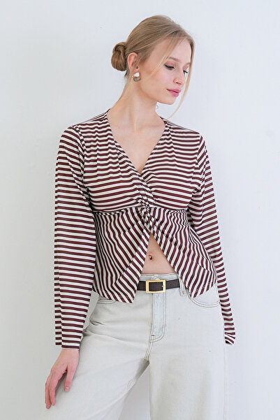 Trend Alaçatı Stili Καφέ βαμβακερή μπλούζα με λαιμόκοψη V, στριφτό σχέδιο και...