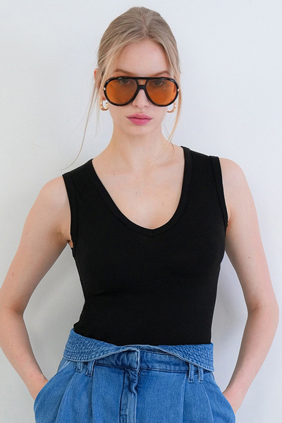 Trend Alaçatı Stili Μαύρη αμάνικη μπλούζα με λαιμόκοψη V ALC-X15441