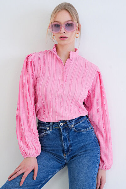 Trend Alaçatı Stili Bluză cămașă din țesătură roz, cu guler în V, nasturi în ...