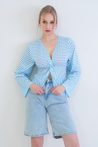 Trend Alaçatı Stili Μπλε βαμβακερή μπλούζα με λαιμόκοψη V και λεπτομέρεια με ...