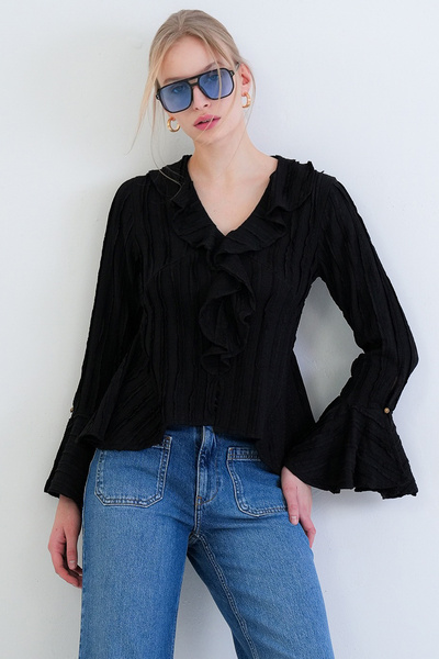 Trend Alaçatı Stili Μαύρη μπλούζα με λαιμόκοψη V και ισπανικό βολάν στα μανίκια