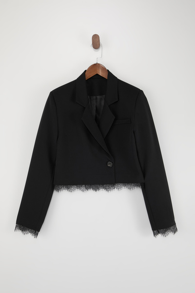 Trendyol Collection سترة بليزر قصيرة سوداء مزينة بالدانتيل على الأكمام والياق...