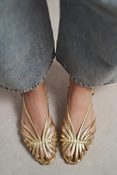 NİŞANTAŞI SHOES Sandale de damă cu toc gros de 1-2 cm, cu țevi metalice aurii...