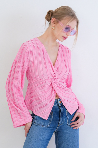 Trend Alaçatı Stili Pembe V Yaka Burgu Detaylı Fırfır Kumaş Bluz