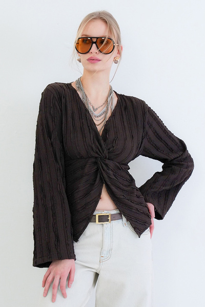 Trend Alaçatı Stili Acı Kahve V Yaka Burgu Detaylı Fırfır Kumaş Bluz