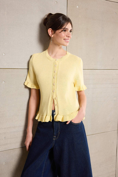 Trendyol Collection بلوزة تريكو بياقة دائرية وتفاصيل أزرار على شكل زهرة صفراء...