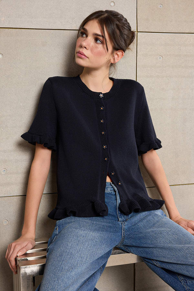 Trendyol Collection بلوزة تريكو بياقة دائرية مزينة بأزرار على شكل زهرة باللون...