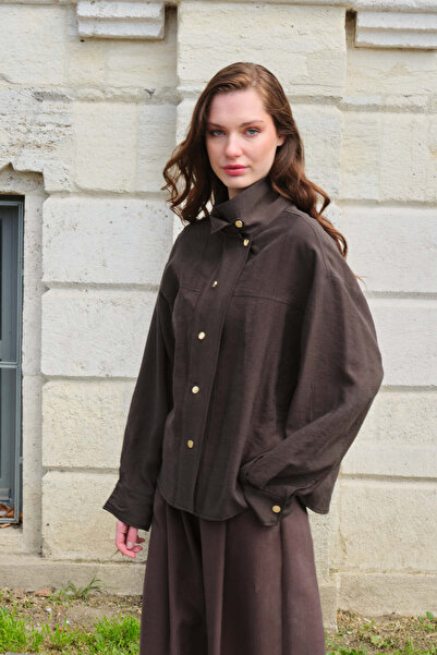 Trendyol Collection سترة ليوسل كبيرة الحجم باللون البني الداكن مع أزرار كبس T...