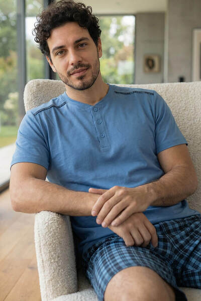 Pijamaevi Ανδρικό σετ πιτζάμες με κοντό μανίκι με τιρκουάζ καρό σορτς με λεπτ...