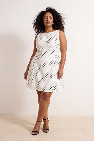 Trendyol Curve Λευκό φόρεμα με μοτίβο πουά, πλεκτό, μεγάλου μεγέθους, με φούσ...