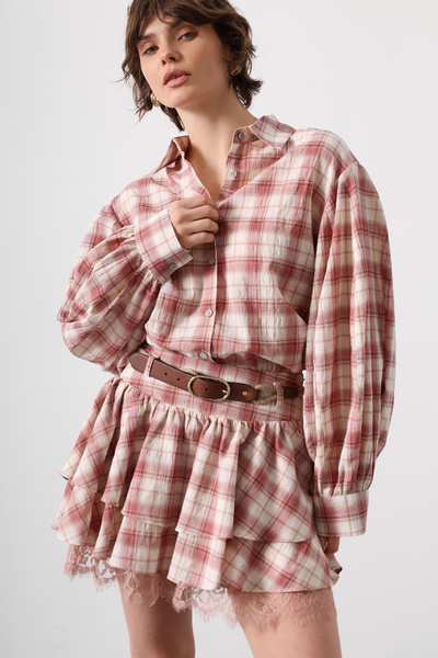 Συλλογή Trendyol Ροζ καρό πουκάμισο με ζώνη και δαντελωτή φούστα με υφαντό πά...