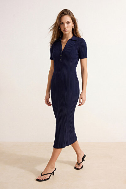 Kolekce Trendyol Námořnické modré šaty s maxi polo výstřihem TWOSS24EL00282
