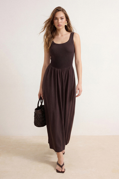 Trendyol Kollektion Braunes Premium-Garn/Spezialgarn Midi-Kleid mit Rundhalsa...