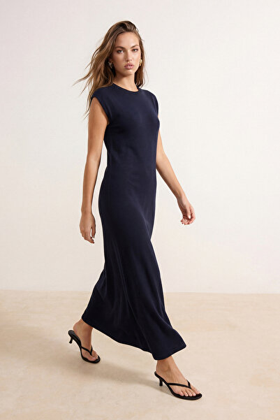 Trendyol Kollektion Marineblaues Maxi-Strickkleid in Premiumqualität TWOSS24E...