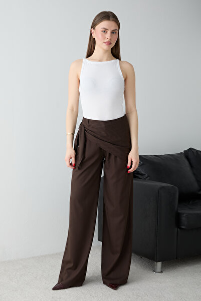 Συλλογή Trendyol Καφέ παντελόνι με λεπτές ρίγες και λεπτομέρεια δεσίματος με ...