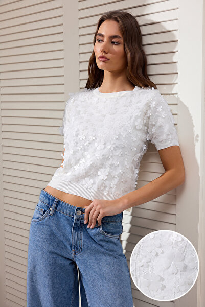 Trendyol Collection Bluză tricotată cu detaliu tridimensional de flori ecru ș...