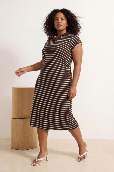 Trendyol Curve Braun gestreiftes, gestricktes A-Linien-Midikleid mit Polokrag...
