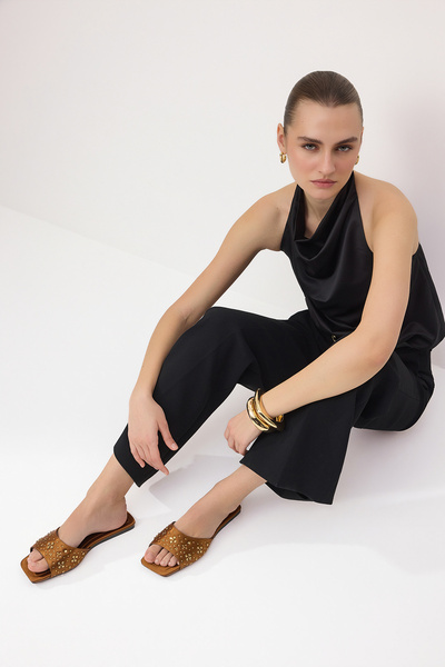 TRENDYOL SHOES Stilvolle Damen-Hausschuhe aus braunem Satin mit Steinen TAKSS...