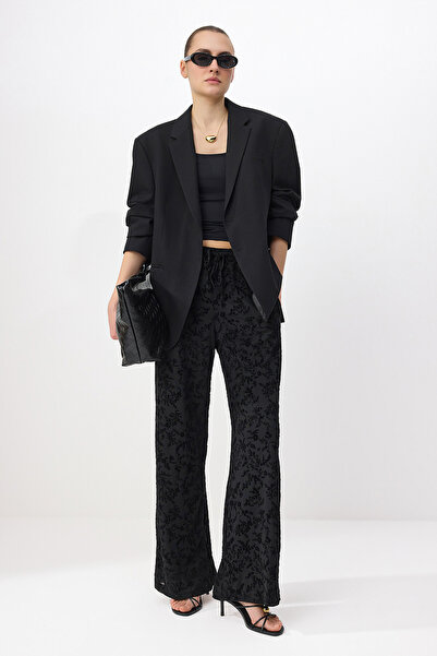 Trendyol Kollektion Schwarze gerade Hose mit normaler Taille und geradem Bein...