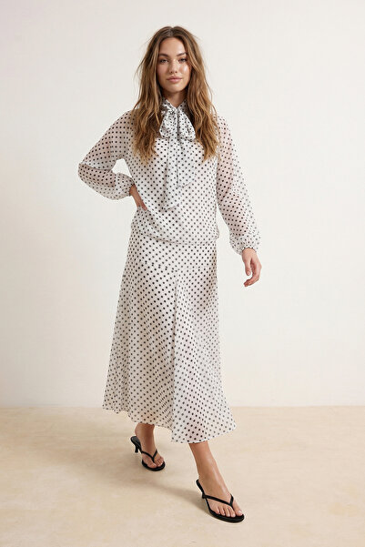 Trendyol Modest Λευκή πουά φούστα με επένδυση από σιφόν και μπλούζα - Σετ μπλ...