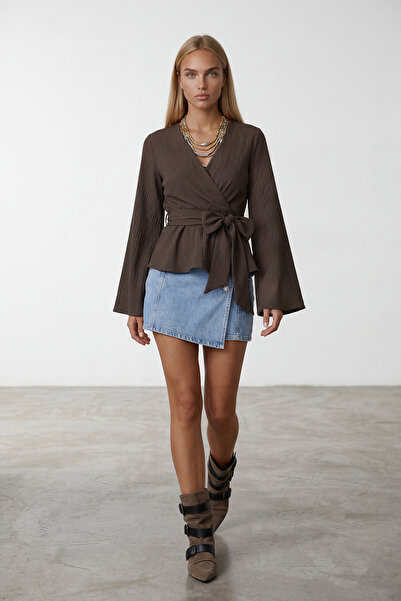 Trend Alaçatı Stili Braune, zweireihige Bluse mit Rüschen und selbstbindendem...