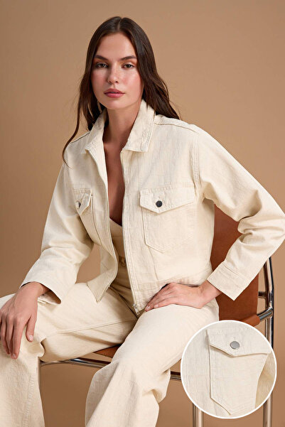 Trendyol Kollektion Ecru TEXTURED FABRIC Jeansjacke mit Reißverschluss TWOSS2...