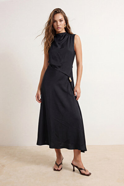 Συλλογή Trendyol Μαύρο χρυσό αξεσουάρ με λεπτομέρειες, αμάνικο μάξι υφαντό φό...