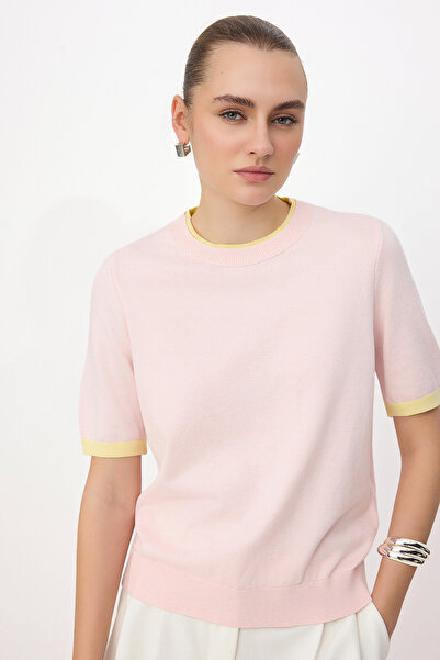 Συλλογή Trendyol Απαραίτητα για την Ντουλάπα: Ροζ Πλεκτή Μπλούζα με Λαιμόκοψη...