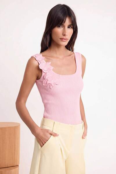 Συλλογή Trendyol Ροζ τετράγωνο γιακά με λεπτομέρεια λουλουδιών, εφαρμοστό πλε...