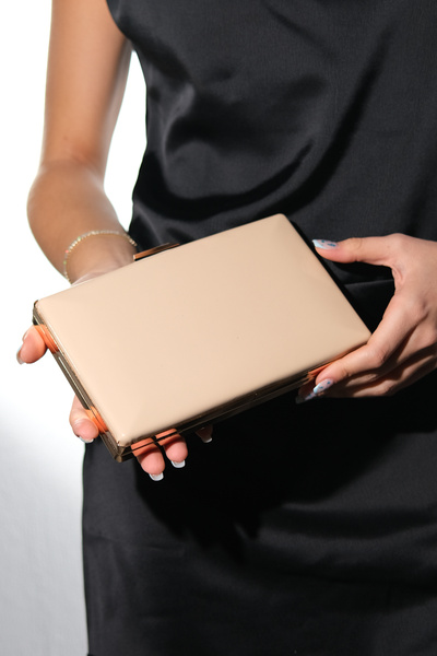 LuviShoes Γυναικεία βραδινή τσάντα φορέματος DESTINY Σκούρο μπεζ λουστρίνι