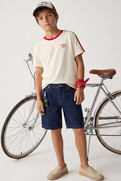 TRENDYOLKIDS Kurzärmliges T-Shirt für Jungen aus ecrufarbenem Stoff mit Sloga...