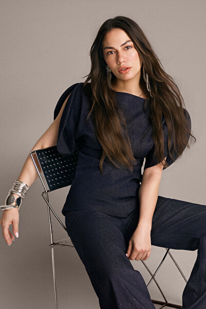 Συλλογή Trendyol Σκούρο μπλε ασύμμετρο τζιν μπλούζα με λεπτομέρεια από πέτρες...