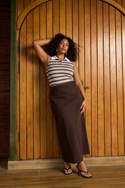 Trendyol Curve Καφέ μπλούζα με γιακά πόλο, ριγέ, αμάνικη, πλεκτή, σε μεγάλο μ...