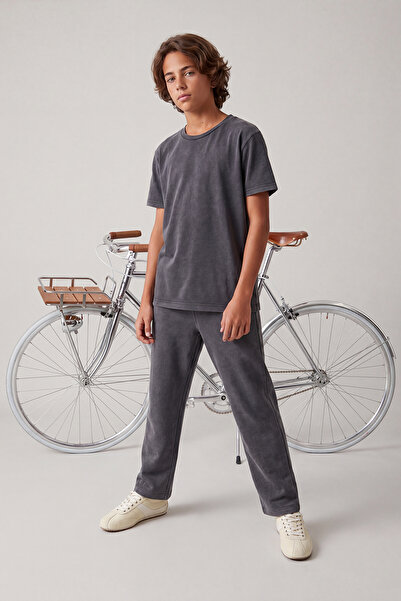 TRENDYOLKIDS Anthrazitfarbener, schlicht gestrickter, säuregewaschener Jungen...