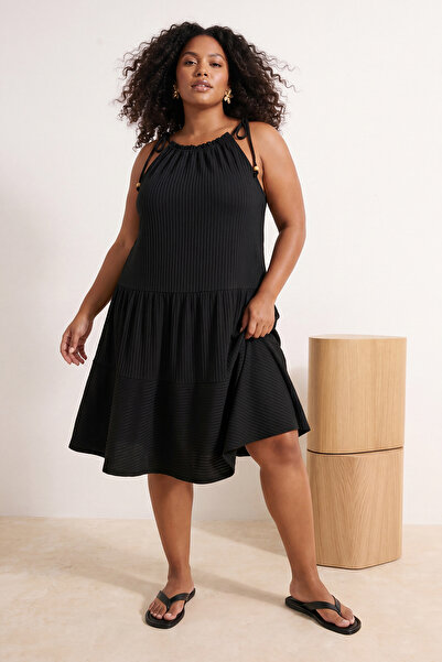Trendyol Curve Μαύρο φόρεμα με χάντρες σε γραμμή Α και λεπτομέρεια με τιράντε...