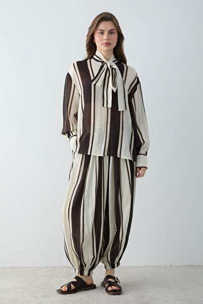 Trendyol Collection طقم علوي وسفلي منسوج كبير الحجم بخطوط بنية اللون من إكرو ...