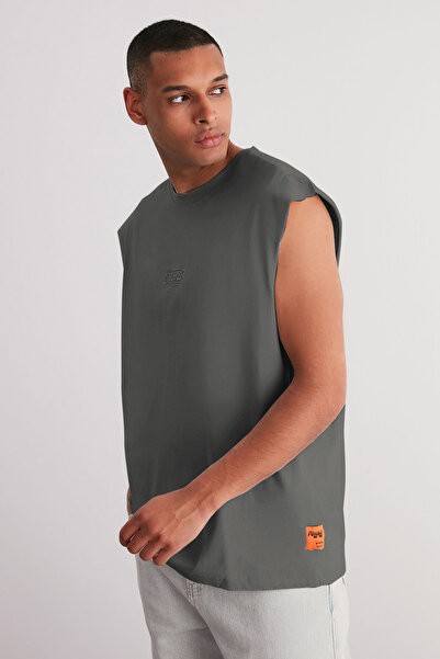 Trendyol Kollektion Graues Oversize/T-Shirt mit weitem Schnitt und flauschige...