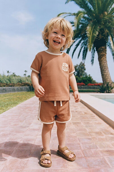Minipodyum Nakışlı T-shirt Şortlu Erkek Bebek Yazlık İkili Takım Sütlü Kahve