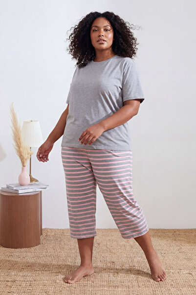 Trendyol Curve Set de pijamale tricotate cu dungi gri-roz, lungime capri, măr...