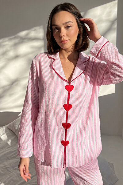 Trendyol Collection طقم بيجامة منسوجة من الفسكوز مطرزة على شكل قلب وردي THMAW...