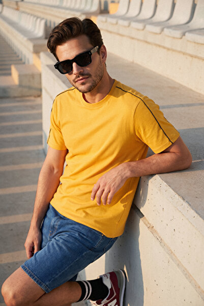 Trendyol Kollektion Gelbes, schulterfreies, reguläres T-Shirt mit grünen Stre...