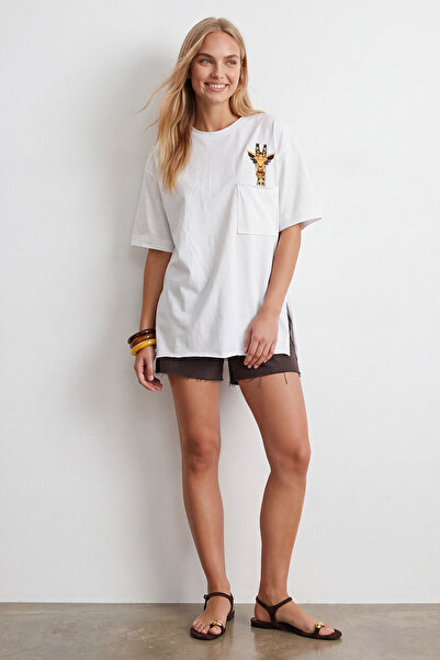 Trend Alaçatı Stili Beyaz Bisiklet Yaka Zürafa Nakış İşlemeli Lazer Kesim Oversize T-Shirt ALC-X8475