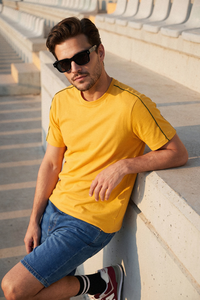 Trendyol Collection تي شيرت أصفر بدون أكتاف بقصة عادية وتفاصيل شريطية خضراء 1...