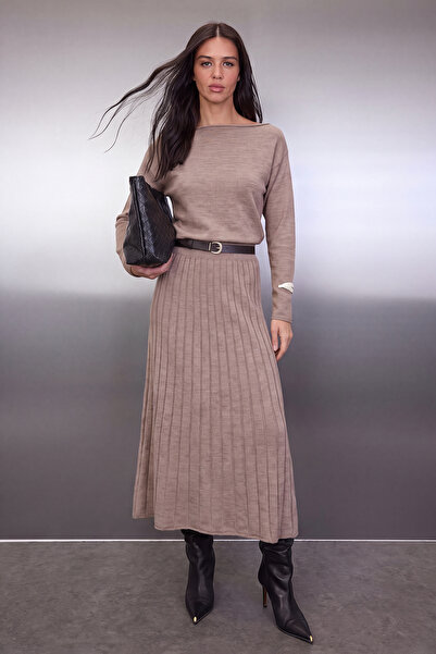 Trendyol Kollektion Nerzfarbenes A-Linien-Maxikleid aus Strick mit U-Boot-Aus...